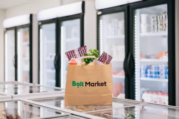 „Bolt Market“ atskleidžia, ką lietuviai užsisako naktipiečiams: tarp populiariausių produktų atsidūrė vanduo, vaisiai ir daržovės, tačiau kai kurios opcijos nustebins daugelį