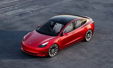 „Tesla“ ruošiasi sudrebinti Europos automobilių rinką: jau netrukus turėtų pasiūlyti elektrinį modelį, kuris įveiks daugiau nei 700 kilometrų