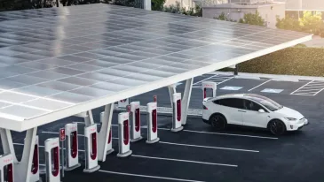 „Tesla“ tobulina savo greito įkrovimo stoteles: dabar savo turimus elektromobilius galėsite įkrauti dar greičiau nei anksčiau