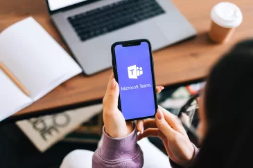 „Microsoft Teams“ pasipildė naujomis galimybėmis: avatarai vietoje kameros vaizdo ir erdvėje išdėstomi balsai