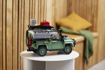 Minėdama „Land Rover“ 75-metį „Lego“ sukūrė klasikinio „Defender“ rinkinį