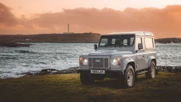 Pristatytas riboto leidimo klasikinis „Land Rover Defender Works V8 Islay Edition“