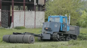 Ukrainiečių išradingumui nėra jokių ribų: sukurti specialūs traktoriai, kurie gelbsti gyvybes ir naikina rusų paliktus spąstus