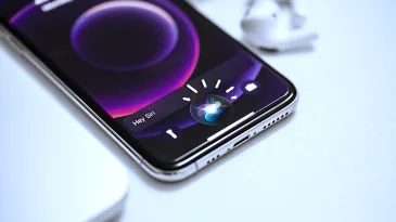 „Bloomberg“ analitikas: „Apple“ siekia įgyvendinti didelius „Siri“ atnaujinimus – suteiks daugiau dirbtinio intelekto funkcijų, aišku ir kada gali įvykti tokie pokyčiai