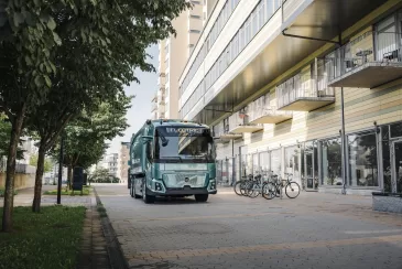 „Volvo“ pristato pirmąjį tik elektra varomą sunkvežimio modelį švariam ir saugiam miesto transportui