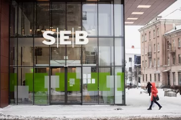 SEB bankas ir menininkė J. Vaitkutė dalijasi tvarumo žinute – sukūrė meno kūrinį iš senų banko kortelių