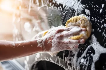 Paprastos gudrybės, kurios leis išlaikyti automobilį švarų: šiuos dalykus turėtų daryti kiekvienas vairuotojas, kuris nori, kad jo automobilis išsiskirtų savo švara ir neatrodytų kaip niekada neplautas