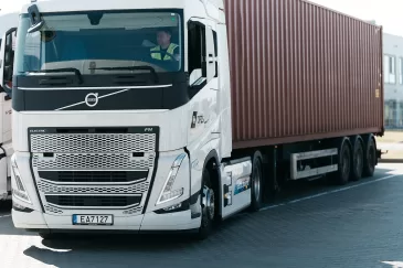 DFDS plečia savo elektrinių vilkikų planą: sudarė sutartį su „Volvo Trucks“ dėl 100 papildomų elektrinių sunkvežimių įsigijimo