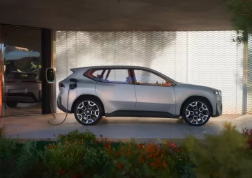 „BMW Group” pristato ateities X serijos elektromobilių viziją: iš naujo apibrėžta vairavimo patirtis ir neribotos dvikrypčio įkrovimo galimybės