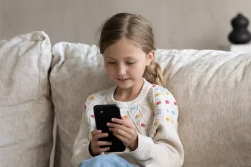 Prie ekranų vaikai praleidžia ilgiau, nei manote: įveikti tėvų kontrolės nustatymus jiems – juokų darbas