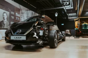 Ką Rygos automobilių muziejuje veikia per pusę perpjautas apynaujis „Nissan Leaf“?