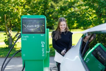 Žaliųjų energijos sprendimų bendrovė „Enefit“ tęsia elektromobilių įkrovimo stotelių tinklo plėtrą: pradeda bendradarbiauti su automobilių plovyklomis „H2Auto“ ir „Smart Wash“