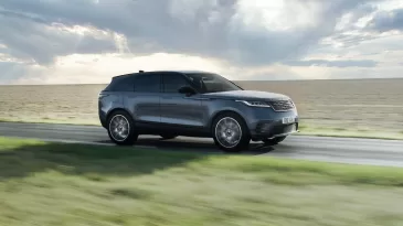 Pristatytas naujasis „Range Rover Velar“ automobilis: važiavimo komfortas, našios jėgos pavaros ir naujausia evoliucija