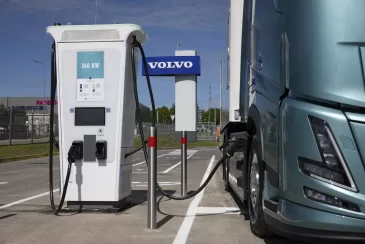 Viena iš galingiausių įkrovimo stotelių Baltijos šalyse: „Volvo“ sunkvežimių centre Kaune oficialiai atidaryta 360 kW įkrovimo stotelė