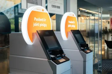 „Swedbank“ informuoja apie pasikeitimus, kurie bus įgyvendinami kitąmet: pokyčiai liečia bankomatus, šią informaciją turėtų žinoti kiekvienas klientas