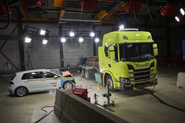 „Euro NCAP“ paskelbė apie naują sunkvežimių saugumo testavimo sistemą: sprendimas sulaukė švedų sveikinimų, paaiškino, kaip tai bus atliekama