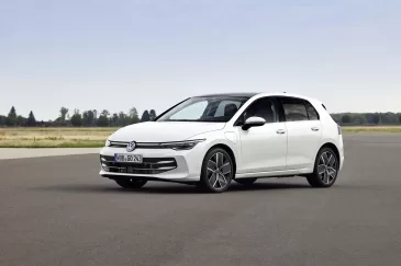Lietuvoje jau galima įsigyti atnaujintą „Volkswagen Golf“, žymintį šio kultinio modelio 50-metį, paskelbta ir pradinį automobilio kaina