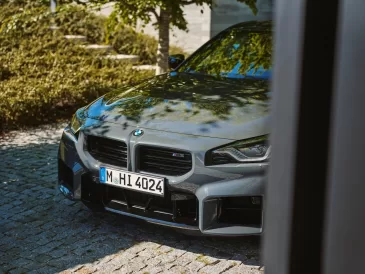 Pristatytas atnaujintas sportiškojo „BMW M2“ modelis: dar galingesnis variklis, salono skaitmenizacija ir pritaikymas lenktynių trasai