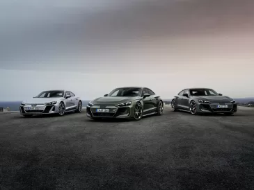 „Audi“ pristatė tris atnaujintus „e-tron GT“ modelius: naujieji vokiečių šedevrai nustebins gerokai didesniu nuvažiuojamu atstumu, įkrovimo efektyvumu ir valdymo preciziškumu