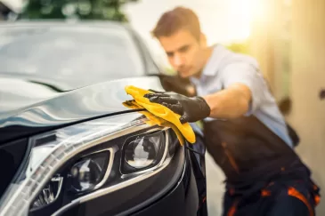Tam, kad automobilis būtų švarut švarutėlis - teks pasiraitoti rankoves: kiek tai atima laiko ir kokios alternatyvos?