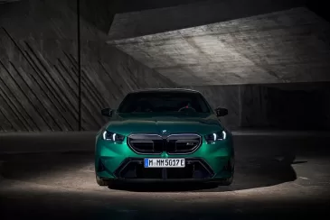 Metų pabaigoje pasirodys naujos kartos „BMW M5“ automobilis: sportinis verslo klasės sedanas turės hibridinę važiuoklę, tačiau jo kaina bus įkandama ne visiems
