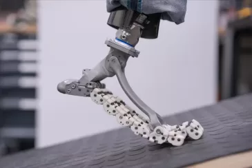 Italai demonstruoja technologinį šedevrą: sukurtas protezas atkartojantis žmogaus pėdą, kuris nustebins savo galimybėmis