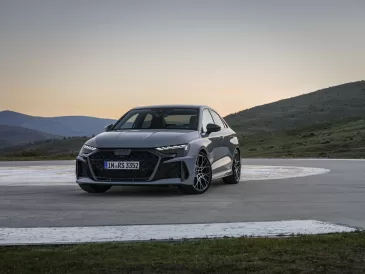 Pademonstruotas atnaujintas „Audi RS 3“: atnaujinus šį modelį kompaktiškas, aukščiausios klasės automobilis tapo dar sportiškesnis