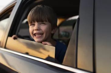 Jei turite vaikų, labai tikėtina, kad automobiliu vasaros metu su jais leidotės į ne vieną ilgesnę kelionę: kur ieškoti ir kaip šalinti vaikų paliktus nešvarumus automobilyje?