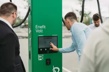 „Enefit Volt“ viešojo elektromobilių įkrovimo tinklo stotelių skaičius vasaros pabaigoje perkopė 100, elektrinių automobilių vairuotojai kviečiami išbandyti nemokamai