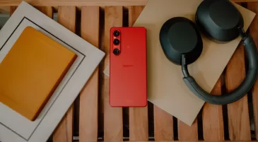 „Sony“ pristatė išskirtinį „Xperia 1 VI“ modelį: nuo šiol flagmaną bus galima įsigyti ir išskirtinės raudonos spalvos, naujasis variantas turės ir didesnę vidinę talpyklą