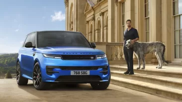 „Range Rover“ pasitelkė nepakartojamą britiškumo naratyvą: naujausioje „Range Rover Sport“ automobilio kampanijoje dalyvauja ir žinomas britų aktorius