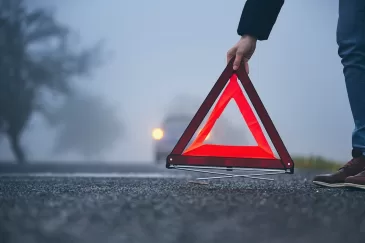 Po vasaros ir šiltų rudens dienų vis dar atsipalaidavusius vairuotojus vis dažniau užklumpa tikrojo rudens pavojai: ekspertai pasakė, ką turi žinoti kiekvienas vairuotojas