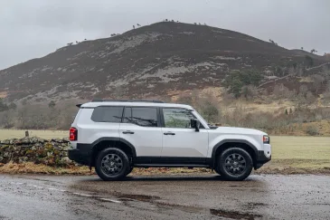 Lietuvos automobilių rinkoje – naujos kartos „Toyota Land Cruiser“: paaiškėjo, kokia bus pradinė šio automobilio kaina, teks gerokai paploninti pinigines