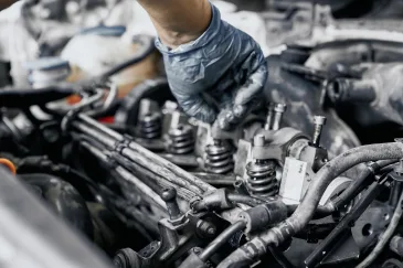 Benzininių ir dyzelinių automobilių vairuotojams – smūgis į paširdžius: pakeisti automobilio bateriją bus gerokai pigiau nei remontuoti variklį, ekspertai pateikia šokiruojančią prognozę