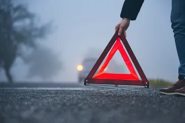 Nors nei vienas vairuotojas nenori pakliūti į eismo įvykį, sėkmė kartais ima ir nusisuka: kaip elgtis įvykus eismo įvykiui - daugelis vairuotojų klaidų neišvengia jau pirmuose žingsniuose