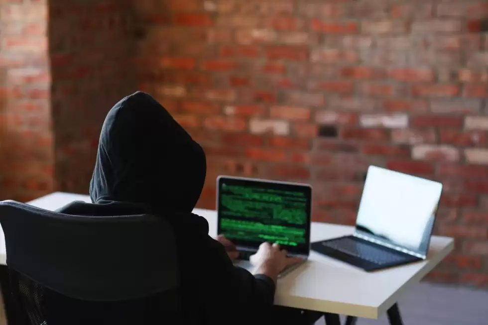 hacker-man-laptop201