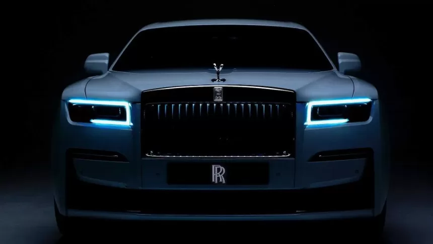 Laukia prabangus elektromobilis? „Rolls-Royce“ variantas pasiūlys „BMW i7“ variklį ir milžinišką bateriją