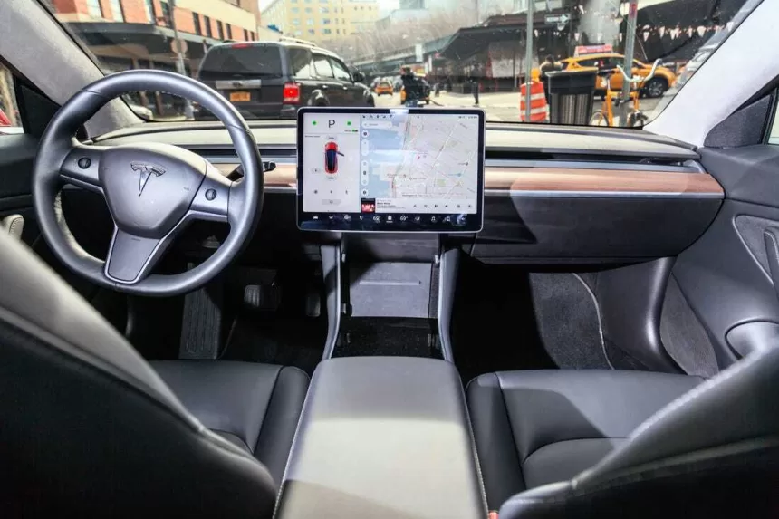 Mato, kai vairuodami kalbate telefonu: „Tesla“ automobiliuose vairuotoją nuolat stebi dirbtinis intelektas