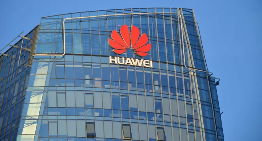 „Huawei” neigiamai vertina naujus įstatymo pakeitimus Lietuvoje: išsakė, kodėl jie bus neveiksmingi