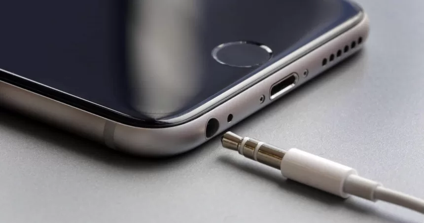 Kodėl „Apple“ pavyko atsikratyti 3,5mm jungties, o „Samsung“ niekaip nesiryžta