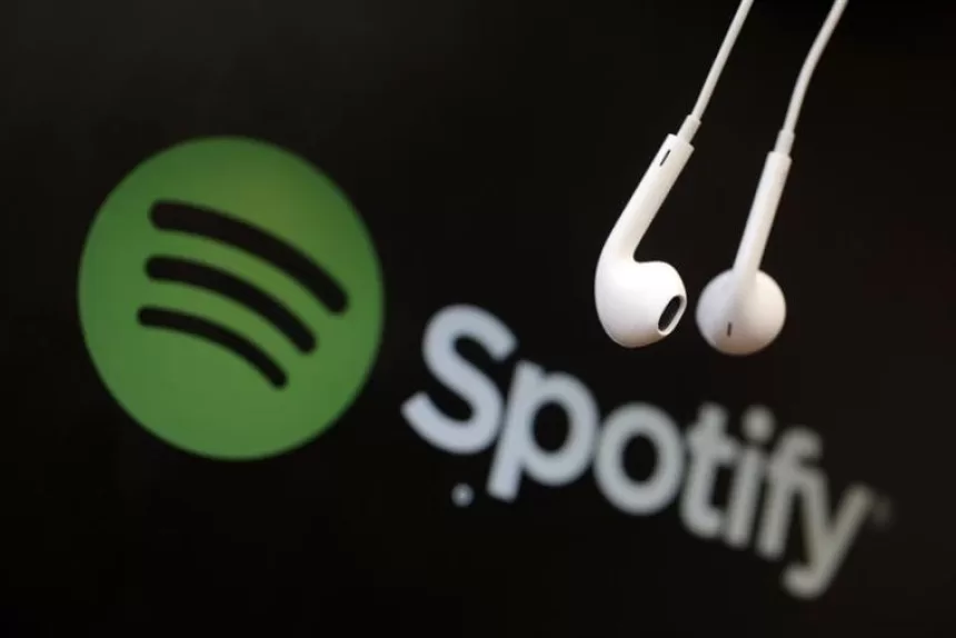 „Spotify“ nori padidinti savo pajamas: svarstoma apmokestinti tinklalaidžių klausytojus