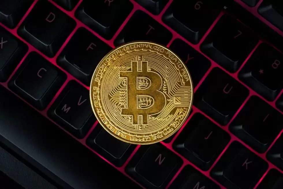 bitcoin-compuer-keyboard-background-symbol-electronic-virtual-money-mining-cryptocurrency-concept_2021-05-28-080802_bnll