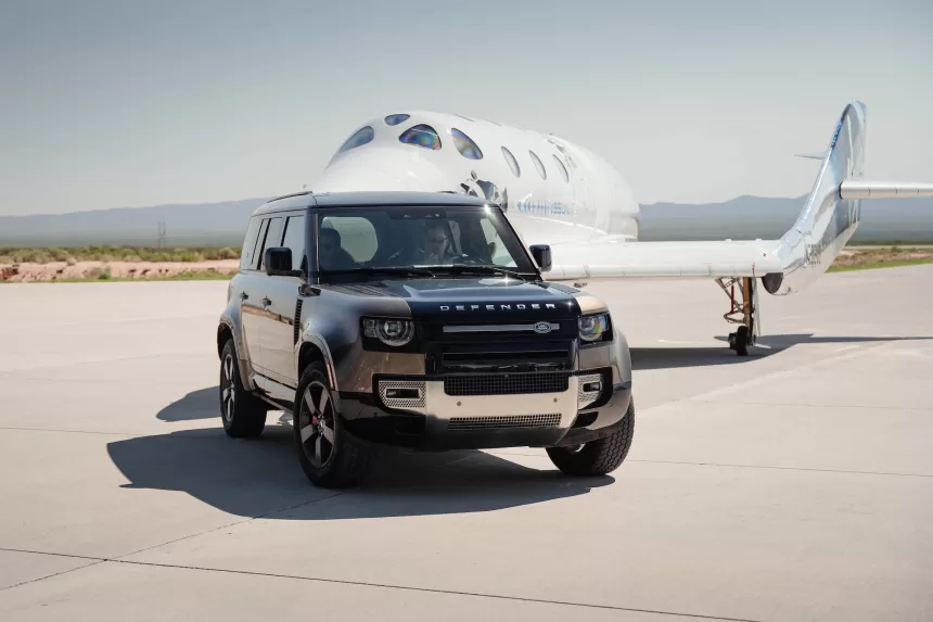 „Land Rover“ prisijungė prie kosminės misijos: tapo pirmojo skrydžio įgulos dalimi