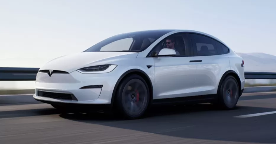 „Tesla“ automobiliai pasipildė visiškai nauja funkcija, tačiau elektromobilių savininkai abejoja jos veikimo galimybėmis