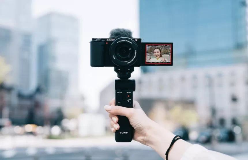 „Sony“ pristato naują kamerą su keičiamu objektyvu, skirtą vaizdo turinio kūrėjams