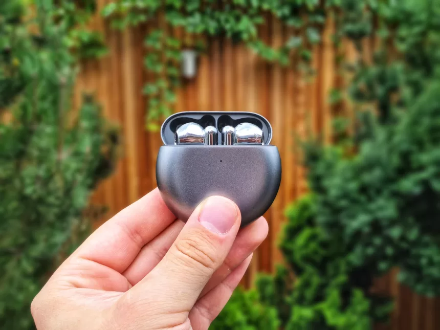 „Huawei FreeBuds 4” apžvalga: ausinės, prieš kurias „AirPods” rausta iš gėdos