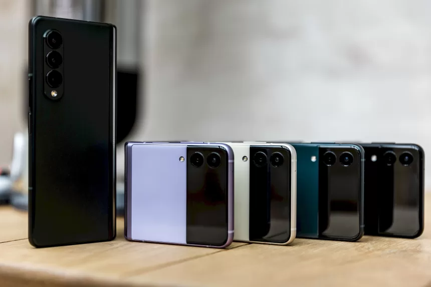 „Samsung“ demonstruoja raumenis: pristatyti trečios kartos sulenkiami telefonai