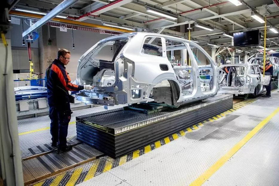 „Volvo“ problemos nesibaigia: Švedijos automobilių milžinė ir vėl stabdo gamybą