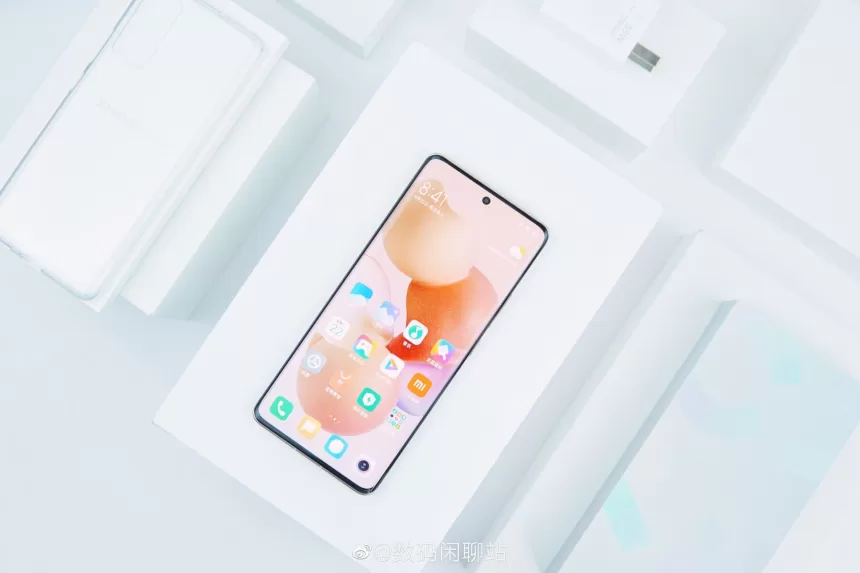 „Xiaomi“ pristatė naująjį „Civi“ telefoną: stilingas dizainas ir puiki asmenukių kamera už patrauklią kainą
