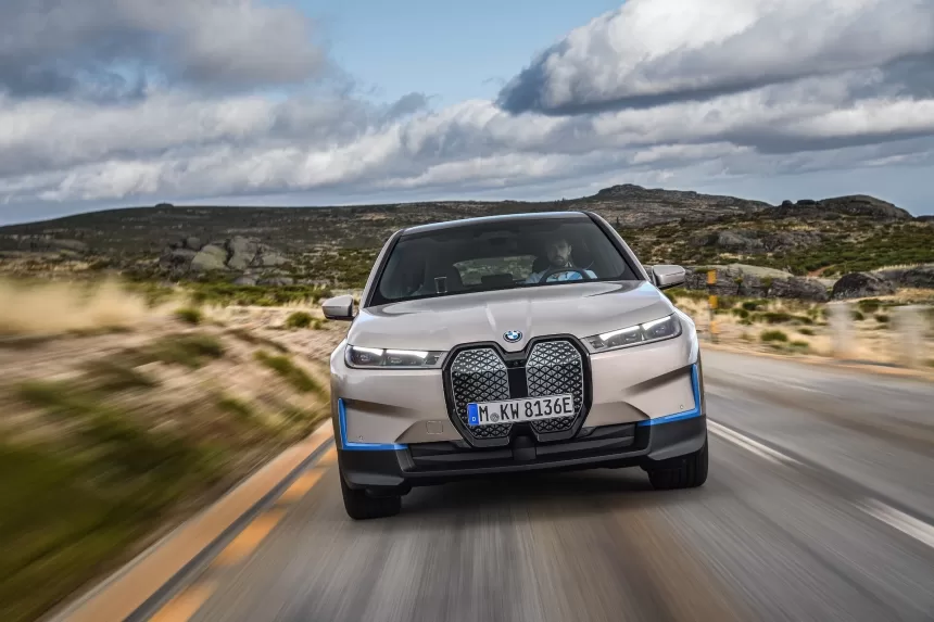 BMW pristatė elektrinį „BMW iX“ su 5G ir autonominio vairavimo sistemomis, pademonstruotas ir įspūdingas motoroleris